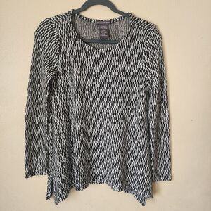 Chelsea & Theodore Textured Knit Sharkbite HemTop | Size Small | Mod Monochrome